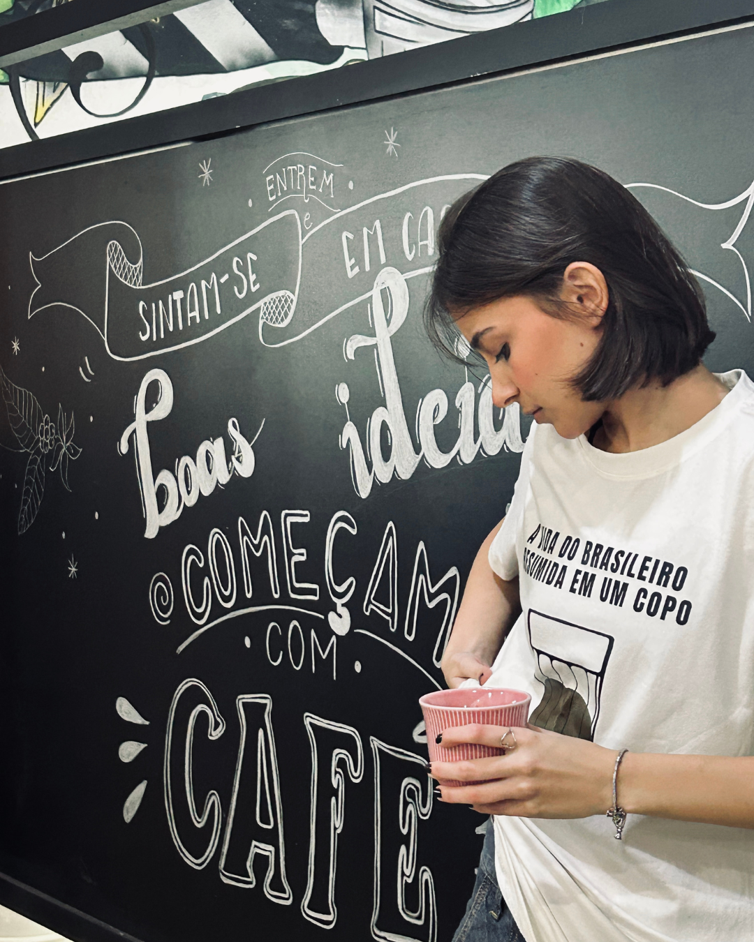 CAMISETA A VIDA DO BRASILEIRO RESUMIDA EM UM COPO