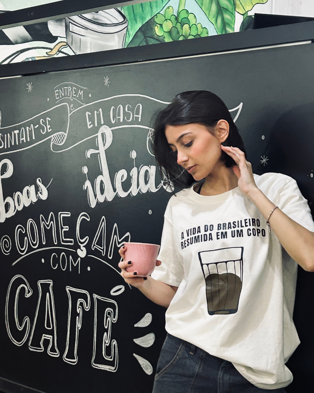 CAMISETA A VIDA DO BRASILEIRO RESUMIDA EM UM COPO