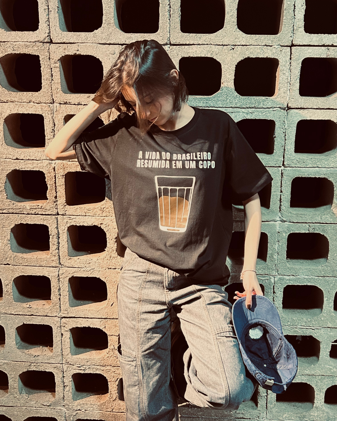 CAMISETA A VIDA DO BRASILEIRO RESUMIDA EM UM COPO