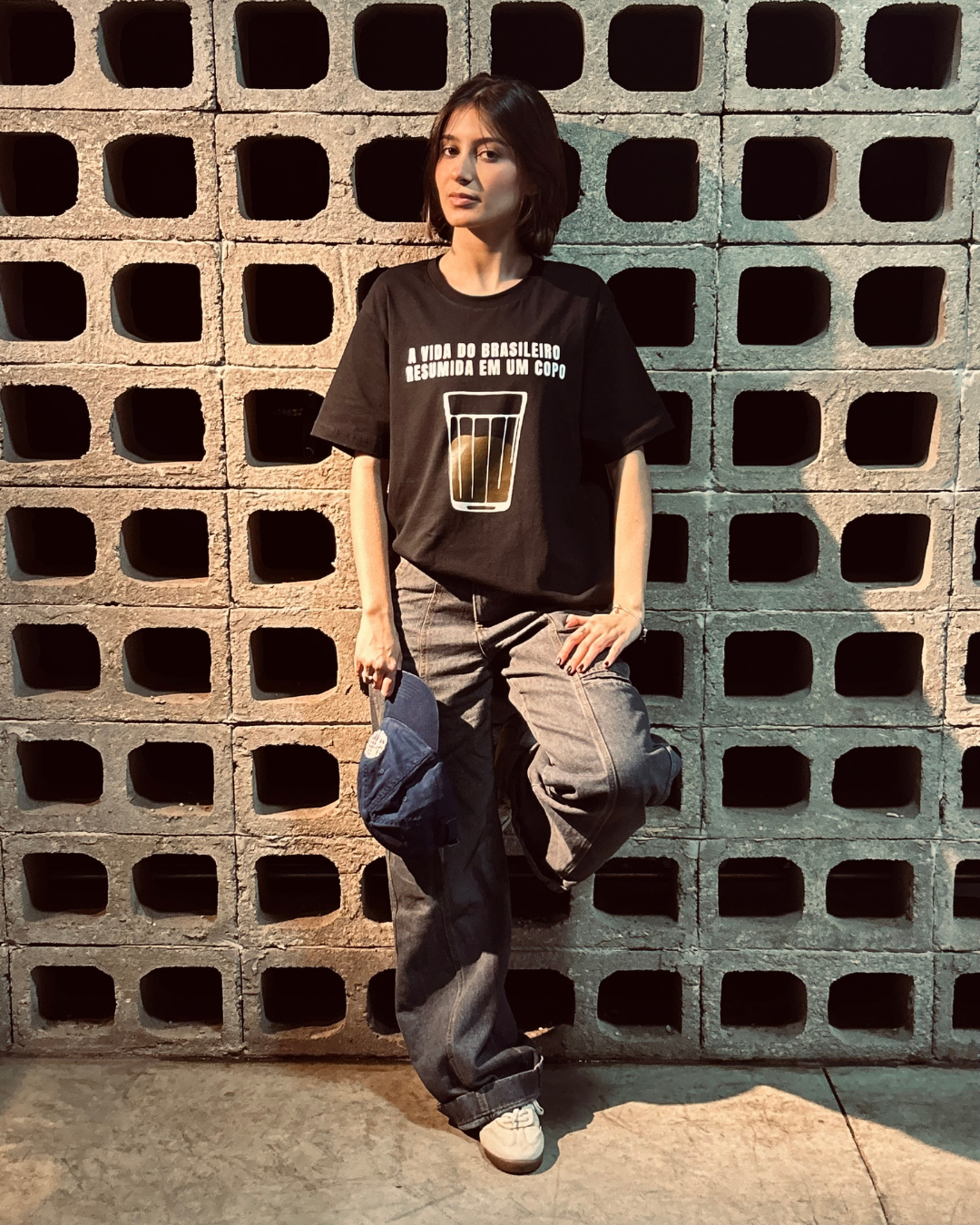 CAMISETA A VIDA DO BRASILEIRO RESUMIDA EM UM COPO